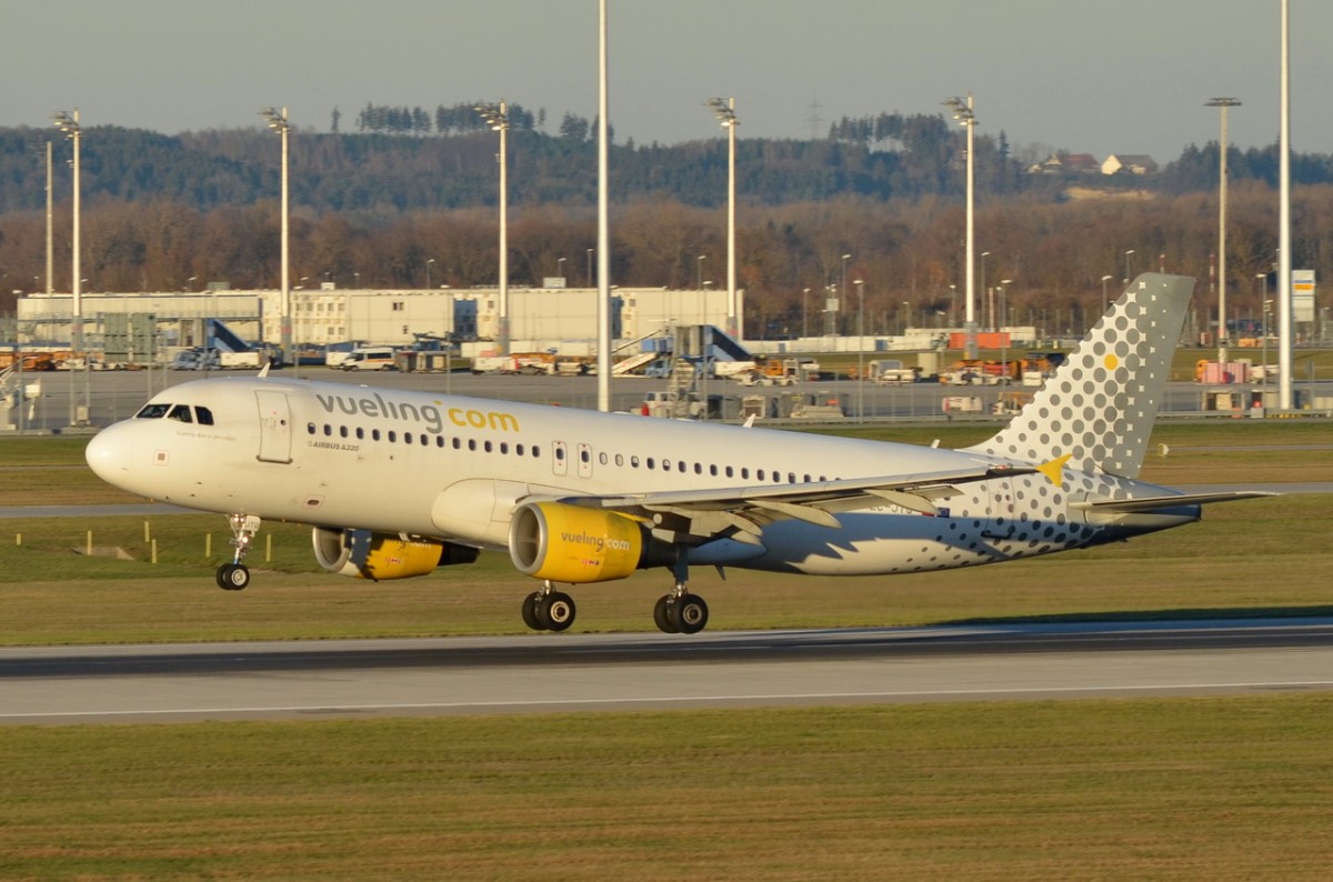 EC-JTQ Vueling Airbus A320-214  vor der Landung am 06.12.2015 in München