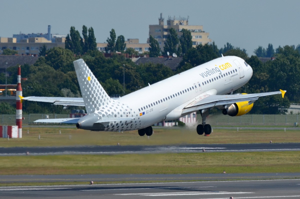 EC-JTR Vueling Airbus A320-214   in Tegel gestartet am 27.06.2014