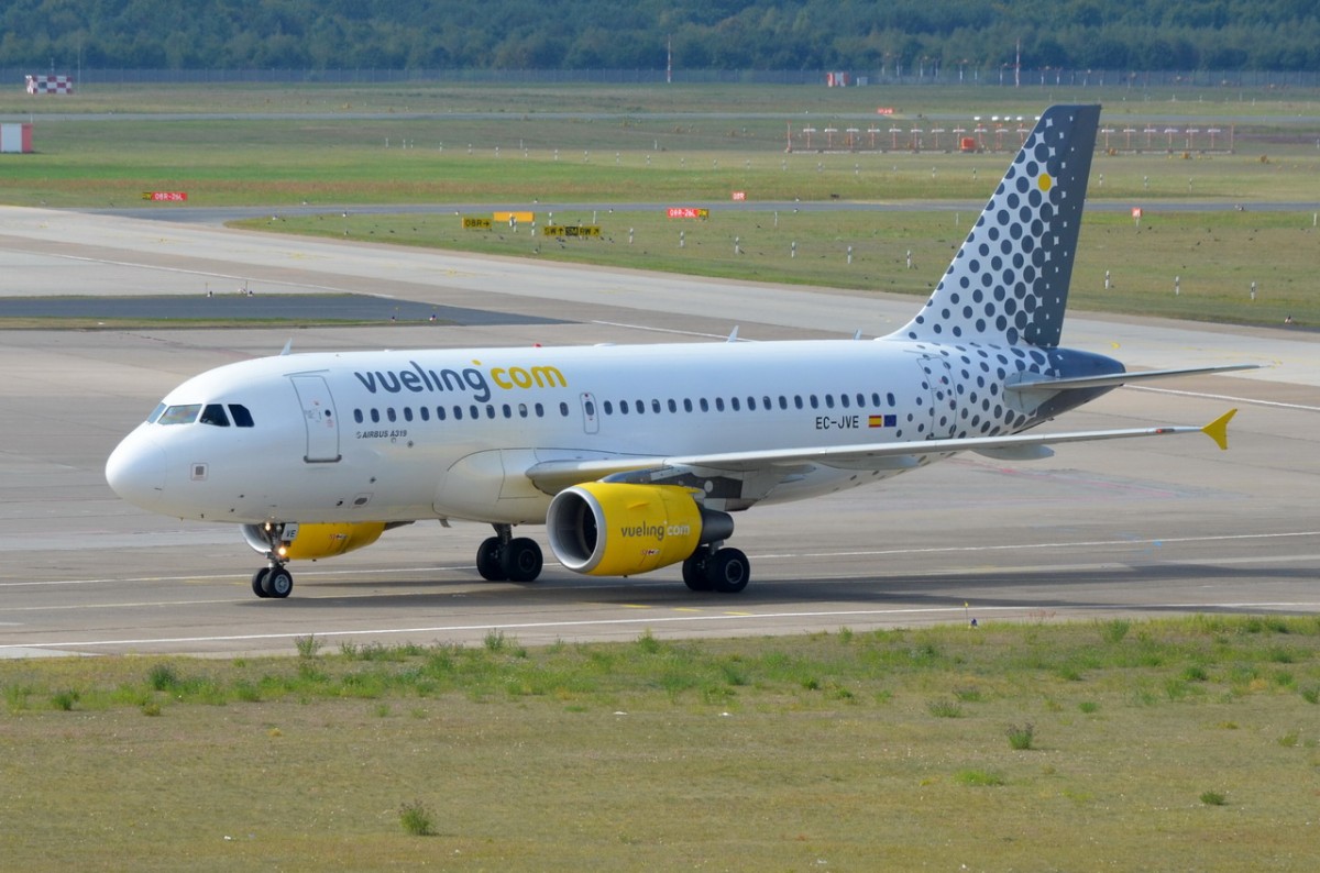 EC-JVE Vueling Airbus A319-112    zum Gate in Tegel am 08.09.2014