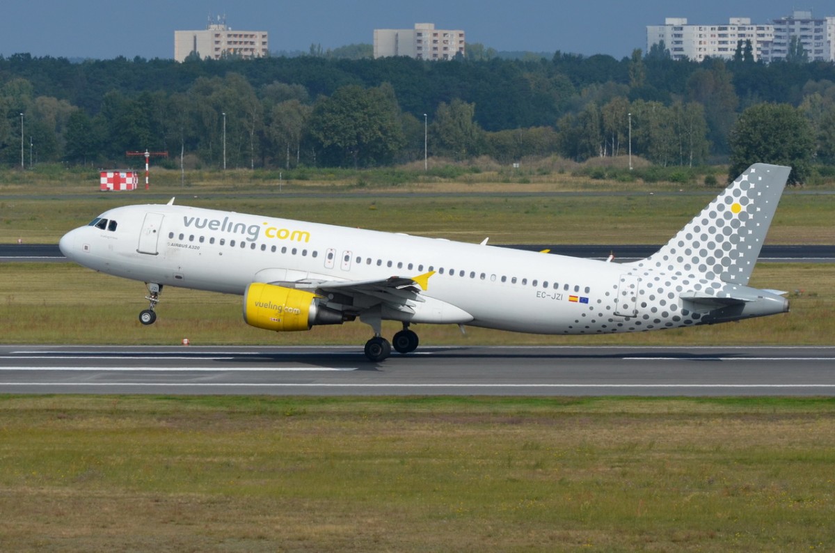 EC-JZI Vueling Airbus A320-214    beim Start am 08.09.2014 in Tegel