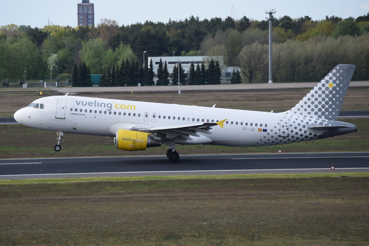 EC-JZI Vueling Airbus A320-214   in Tegel beim Start am 04.05.2016