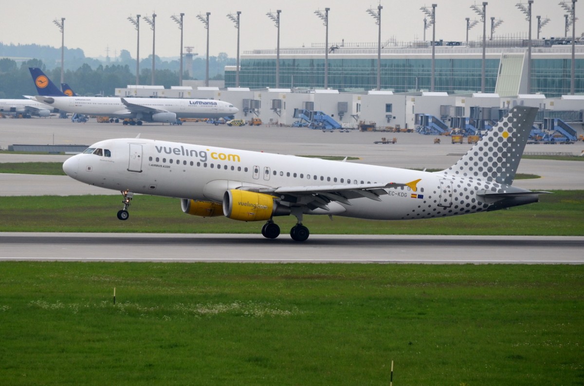 EC-KDG Vueling Airbus A320-214   bei der Landung in München  13.05.2015