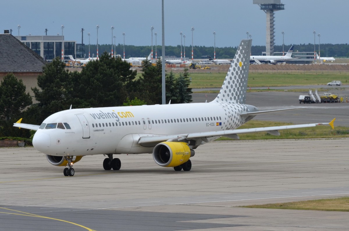 EC-KDG Vueling Airbus A320-214  zum Gate in Schönefeld am 07.06.2015