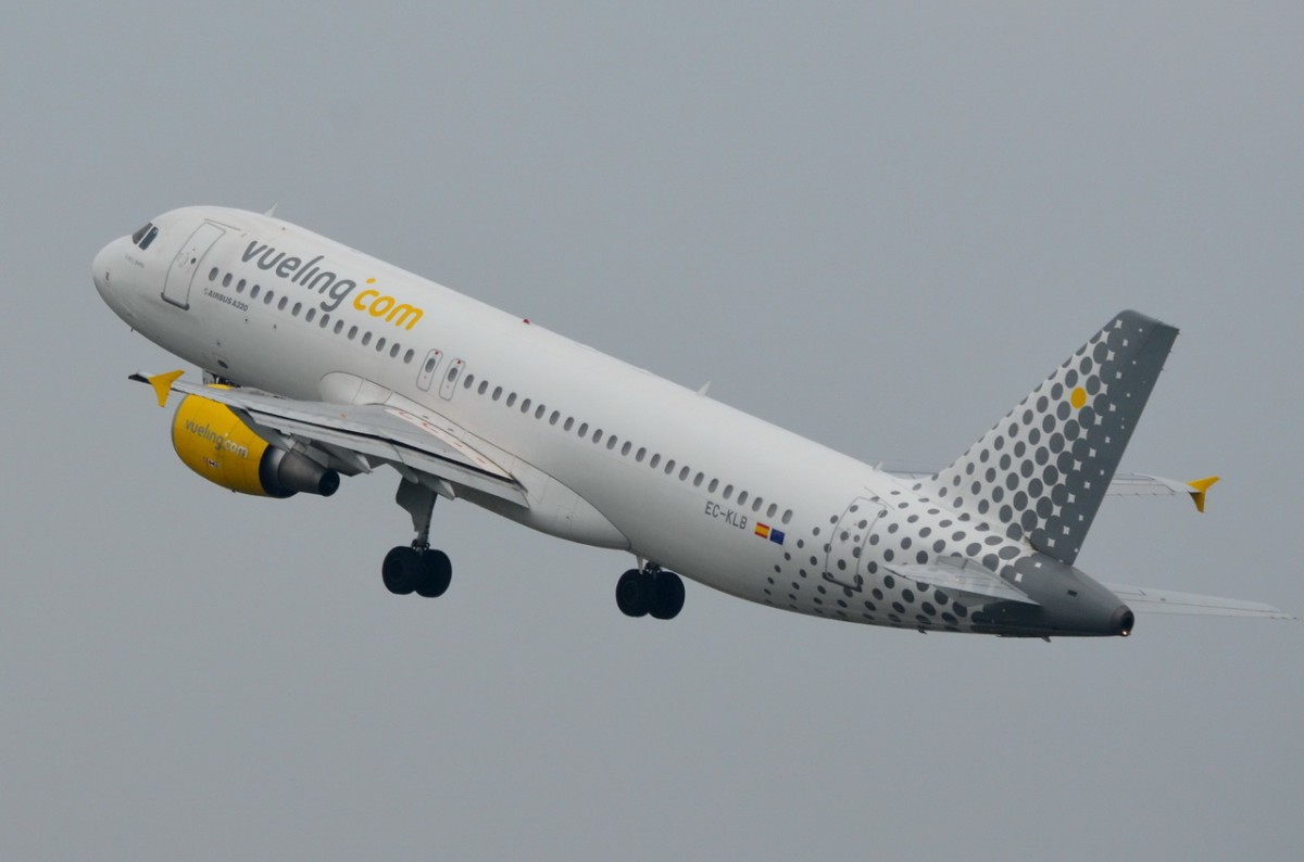 EC-KLB Vueling Airbus A320-214    am 30.07.2014 in Tegel gestartet