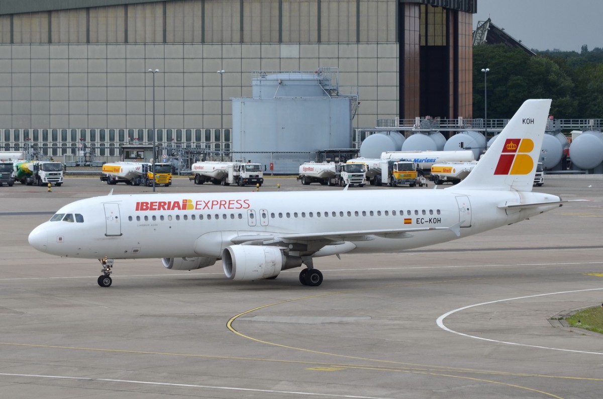 EC-KOH Iberia Express Airbus A320-214   zum Gate in Tegel am 28.07.2015