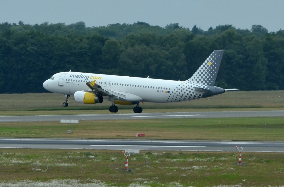 EC-LQJ Vueling Airbus A320-232  am 17.06.2015 in Hamburg bei der Landung