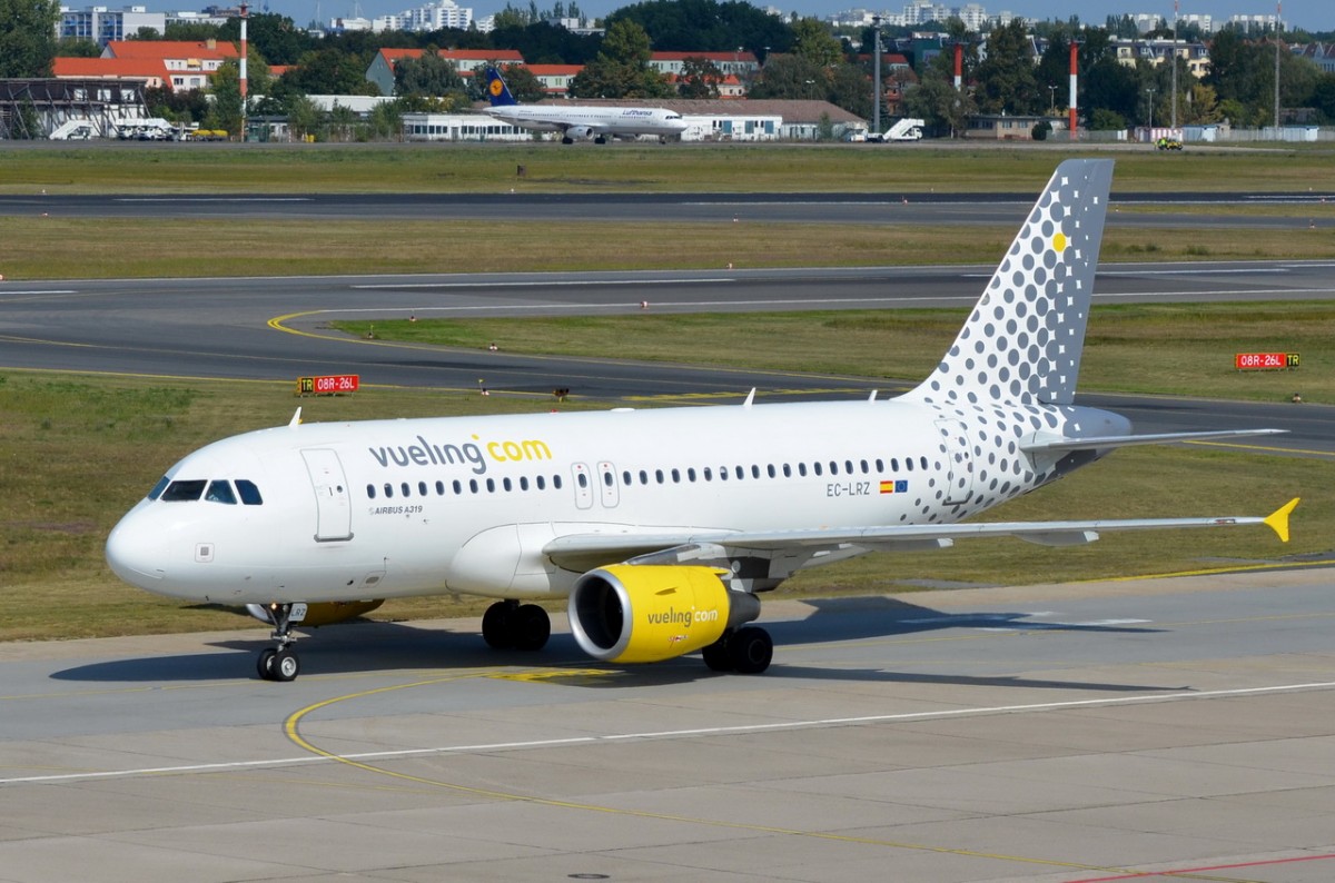 EC-LRZ Vueling Airbus A319-112    am 03.09.2014 in Tegel gelandet