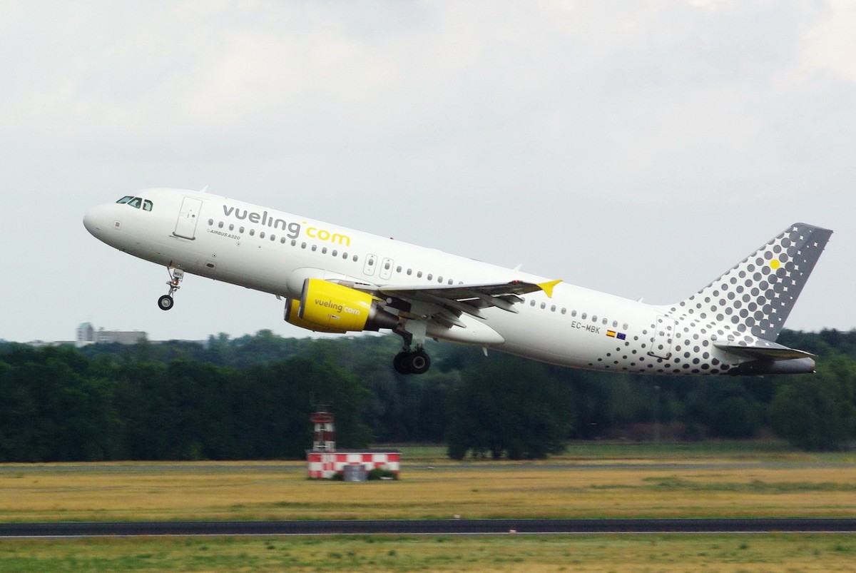 EC-MBK Vueling Airbus A320-214   gestartet in Tegel am 08.07.2015