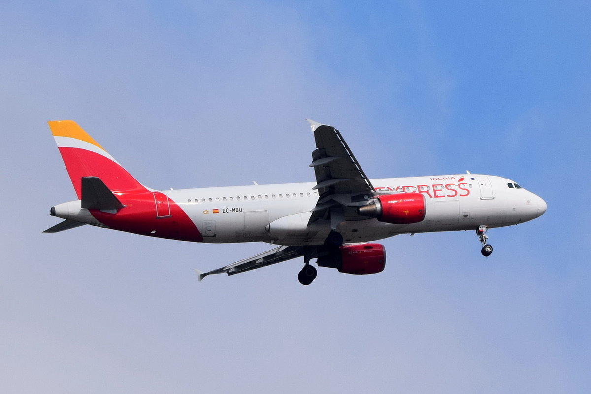 EC-MBU Iberia Express Airbus A320-214  beim Anflug Tegel am 21.09.2016