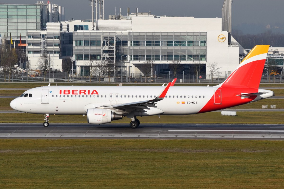 EC-MCS Iberia Airbus A320-214(WL)  in München beim Start am 11.12.2015