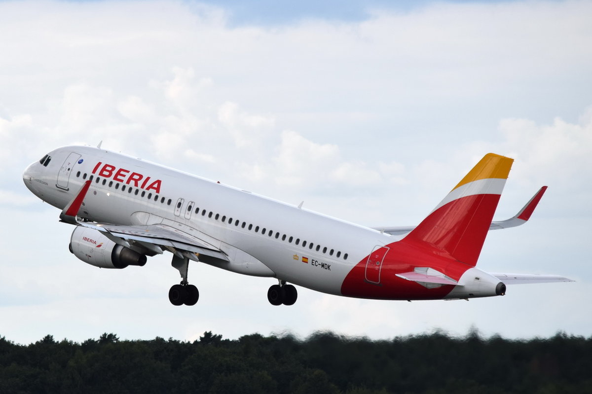 EC-MDK Iberia Airbus A320-214(WL)  , TXL , 22.08.2017