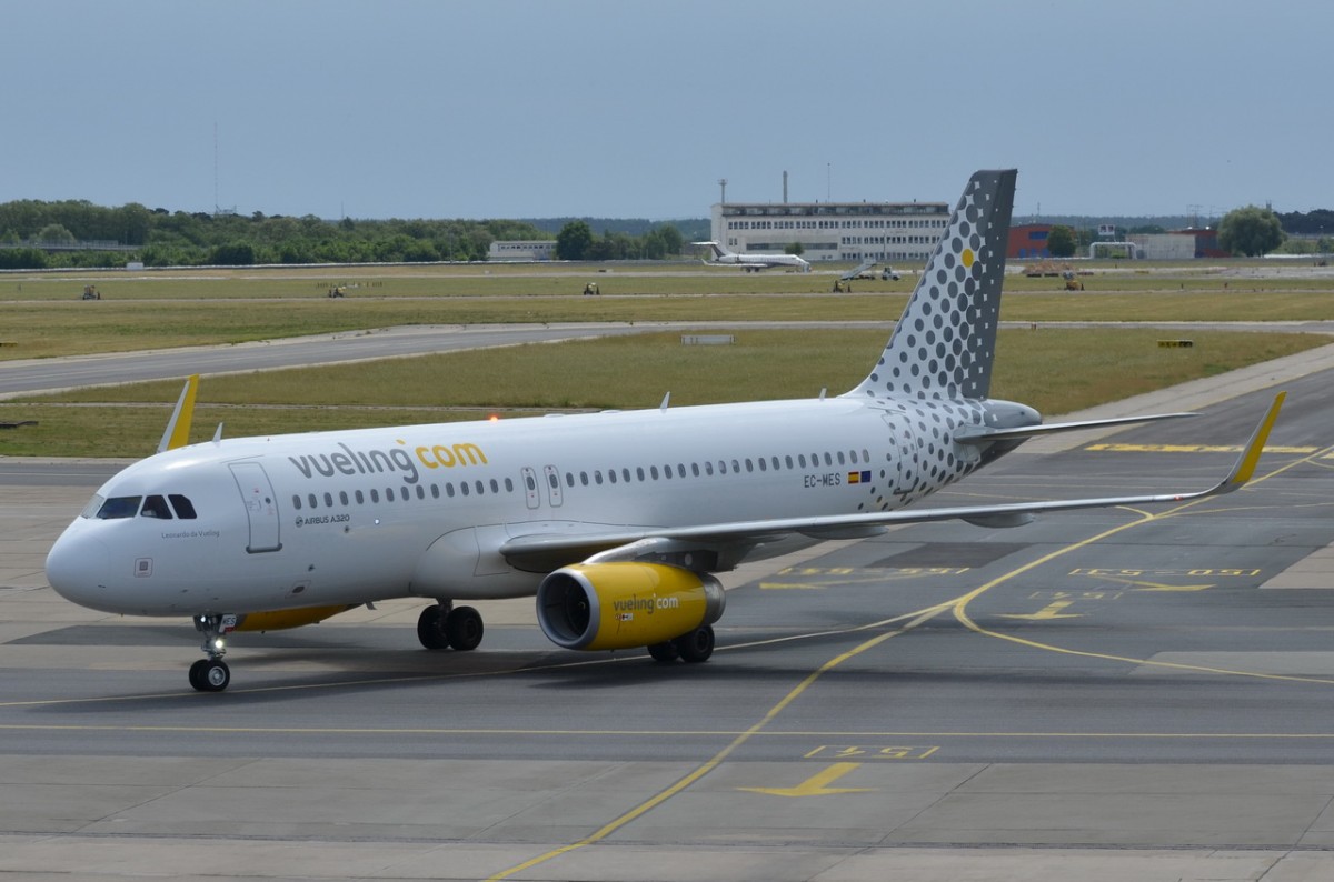 EC-MES Vueling Airbus A320-232(WL)   zum Gate in Schönefeld am 07.06.2015