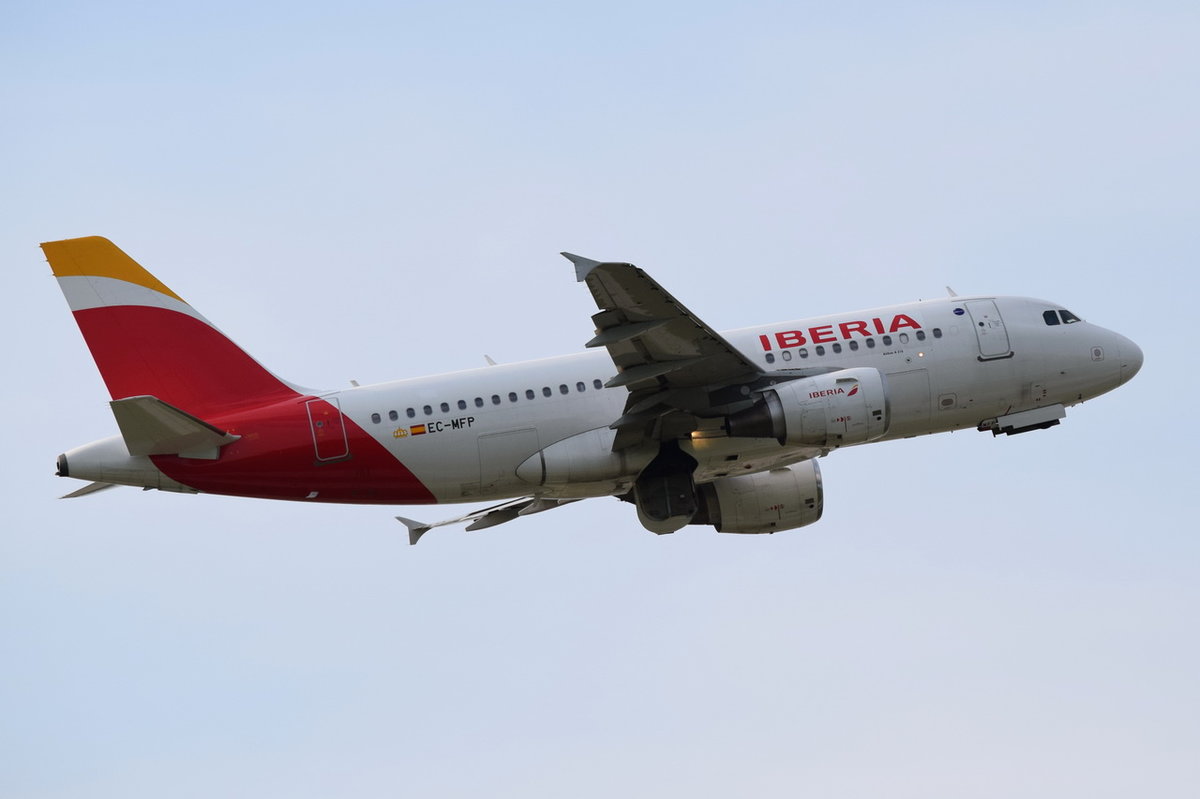 EC-MFP Iberia Airbus A319-111   gestartet am 18.05.2016 in München