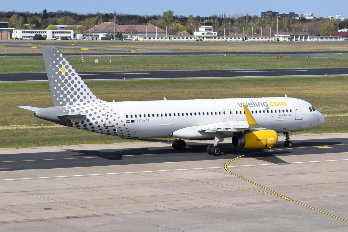 EC-MGE Vueling Airbus A320-232(WL)  zum Start am 20.04.2016 in Tegel