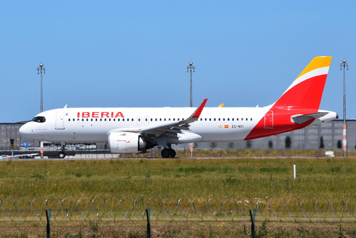 EC-NTI , Iberia , Airbus A320-251N , 21.06.2022 , Berlin-Brandenburg  Willy Brandt  , BER , 