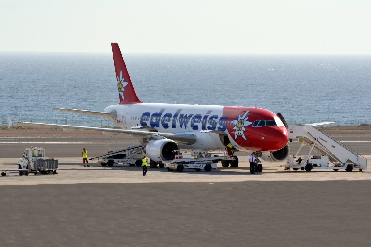Edelweis Airbus A320 - MSN 947 - HB-IHY Air Swizerland 22.12.2015, in Arrecife Lanzarote einsteigbereit  für den Start.