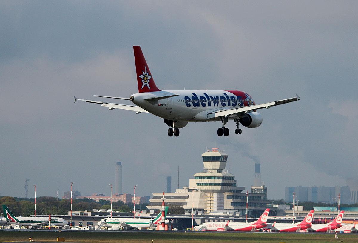 Edelweiss A 320-214 HB-IHY bei der Landung in Berlin-Tegel am 01.05.2015