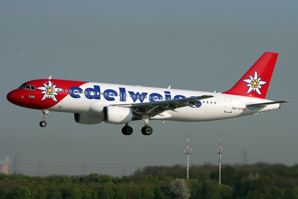 Edelweiss A-320 HB-IHY über der 23L in DUS / EDDL / Düsseldorf am 16.04.2011