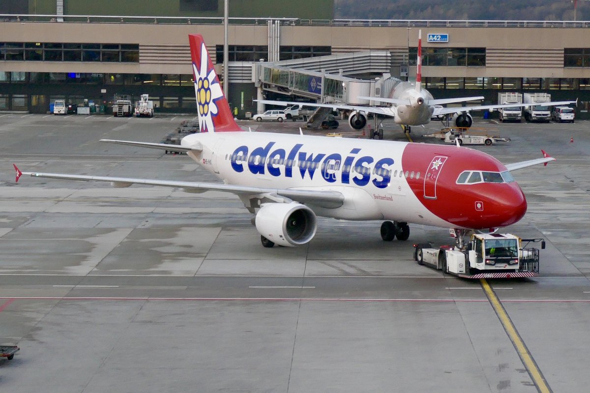 Edelweiss, A320-214, HB-IHX  Bosco Gurin , am 26.1.19 beim Pushback in Zürich.