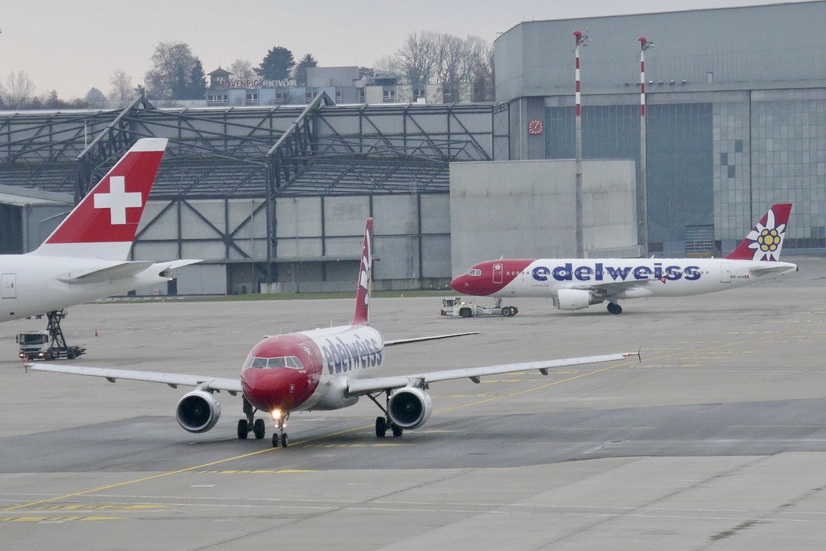 Edelweiss, A320-214, HB-IHZ,  Kaiseregg , und hinten beim Pushback A320-214, HB-IHX,  Bosco Gurin , 28.12.19, Zürich