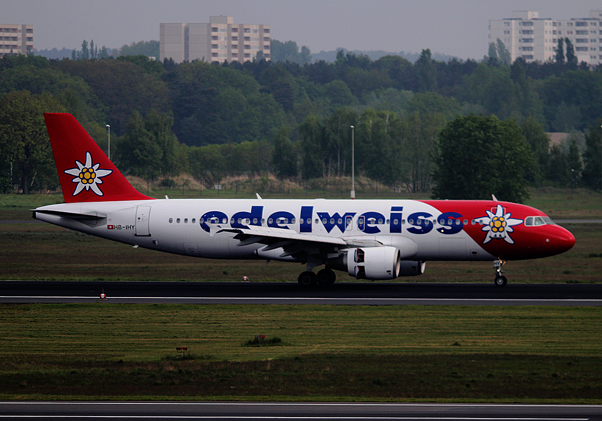 Edelweiss Air A 320-214 HB-IHY nach der Landung in Berlin-Tegel am 27.04.2014