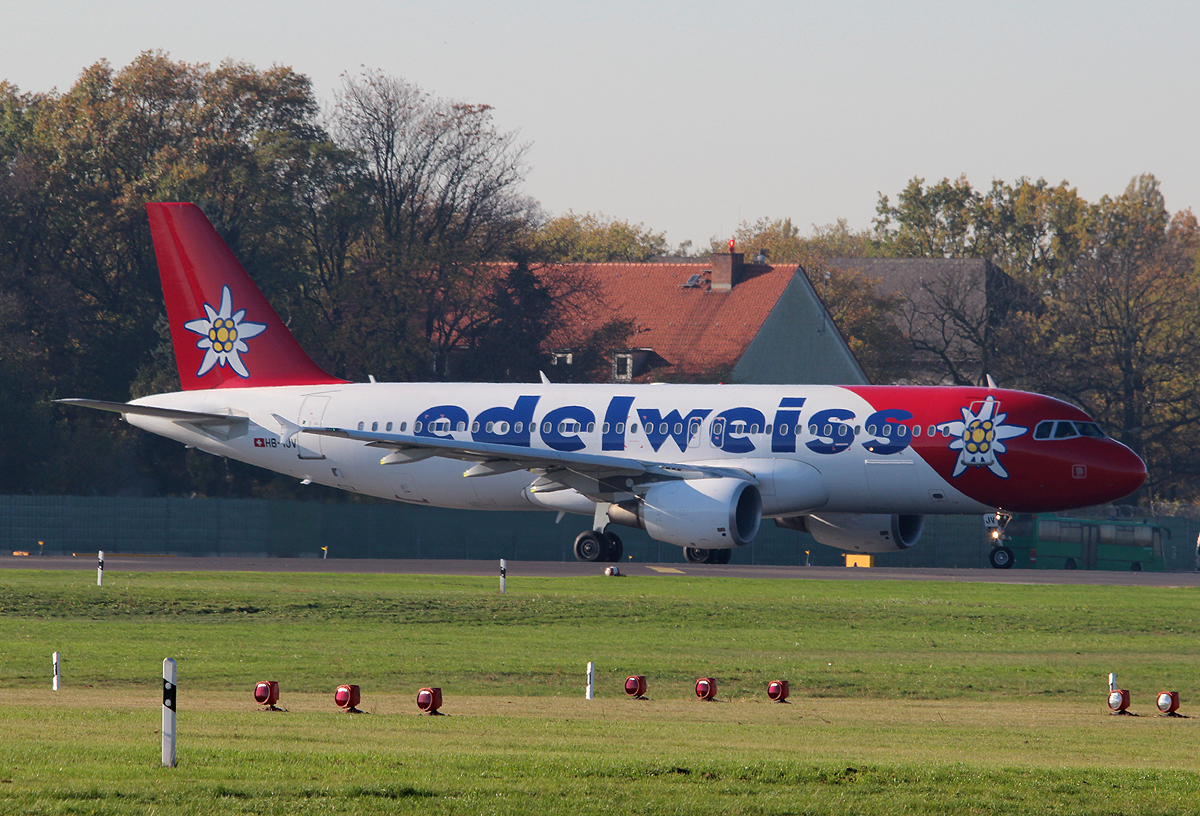 Edelweiss Air A 320-214 HB-IJV kurz vor dem Start in Berlin-Tegel am 31.10.2013
