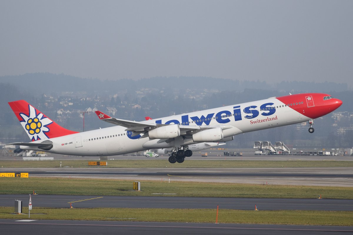Edelweiss Air A-340 HB-JME beim Rotate auf Rwy 16 in Zürich am 21.01.2019.