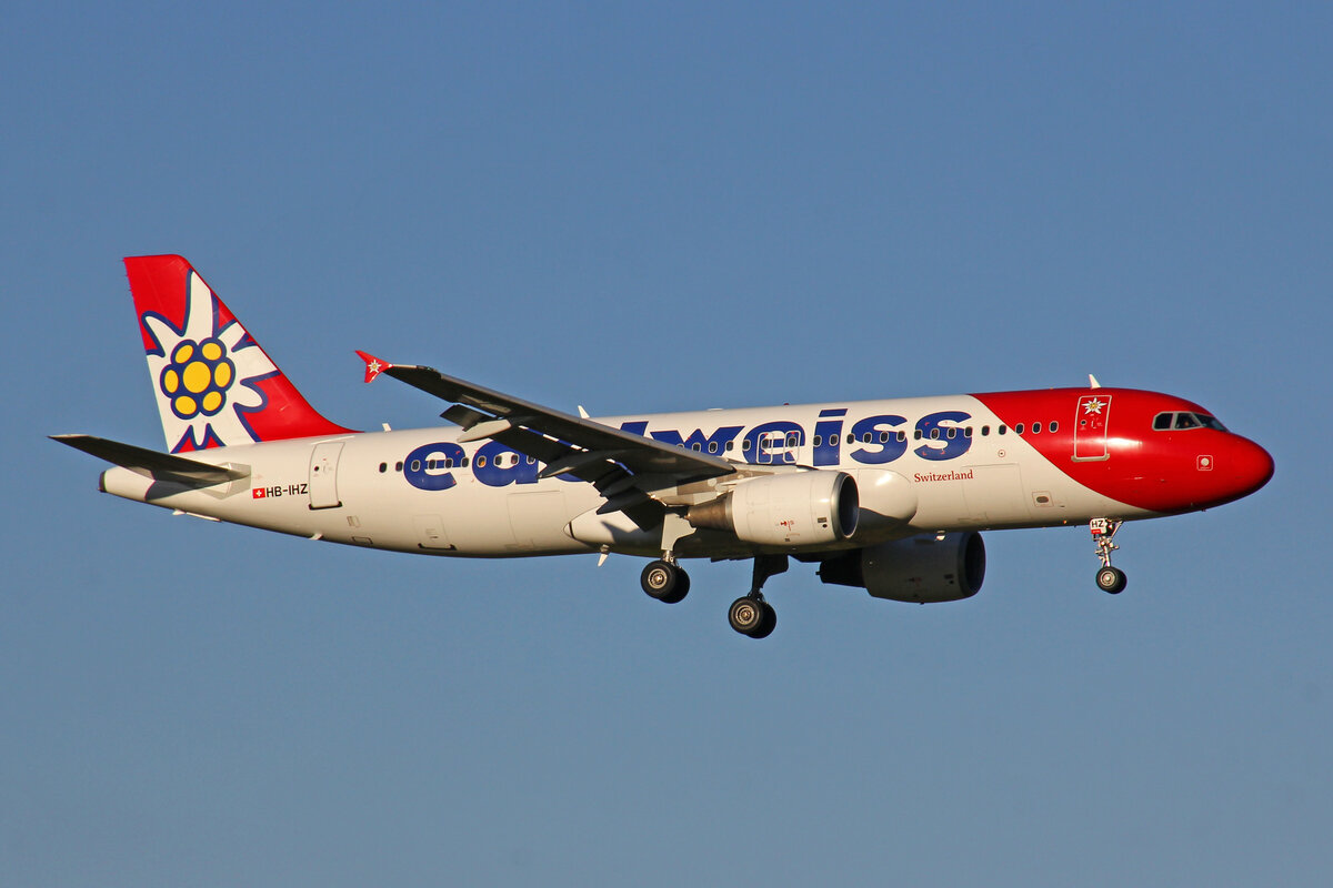 Edelweiss Air, HB-IHZ, Airbus A320-214, msn: 1026,  Kaiseregg , 22.Oktober 2021, ZRH Zürich, Switzerland.