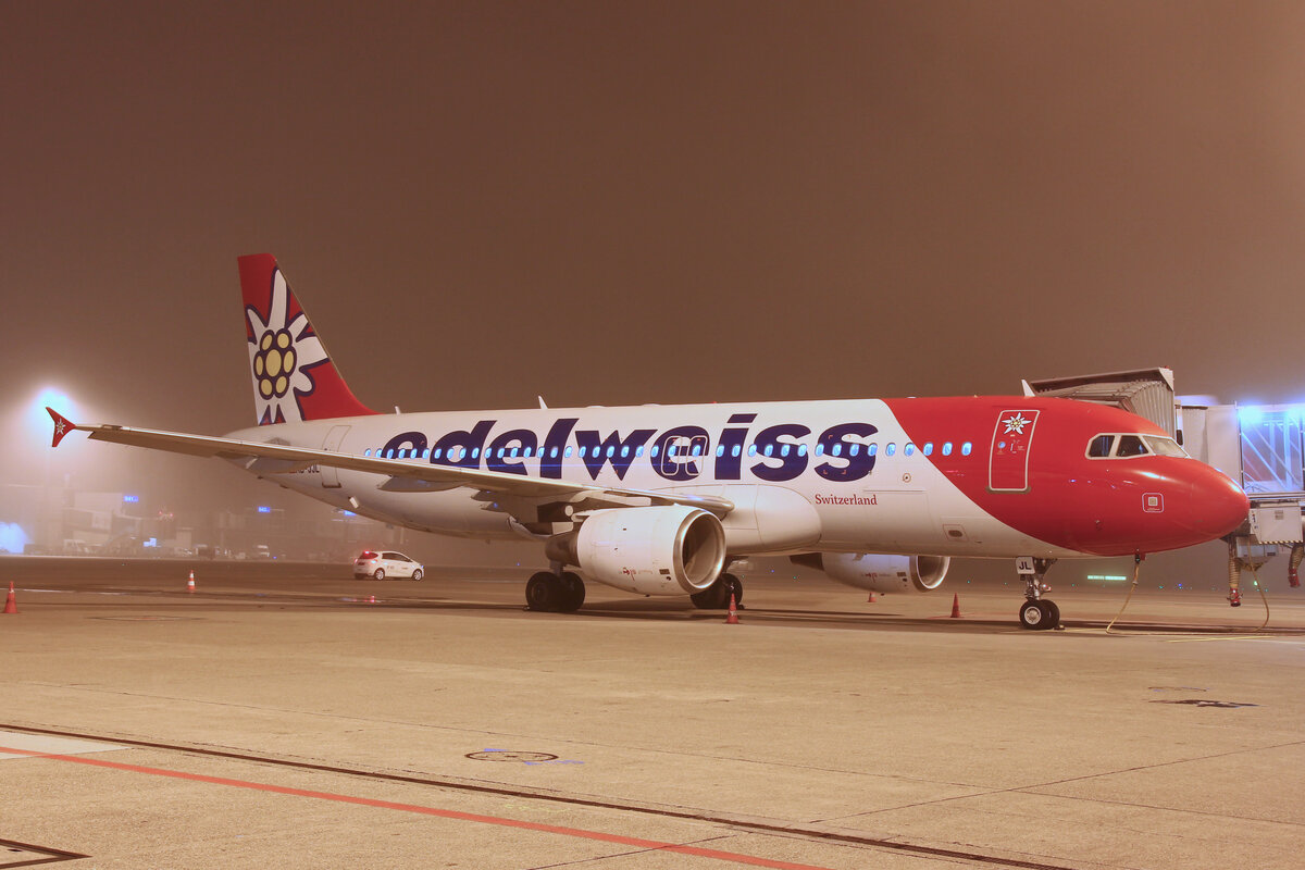 Edelweiss Air, HB-JJL, Airbus A320-214, msn: 2024,  Säntis , 12.November 2021, ZRH Zürich, Switzerland.