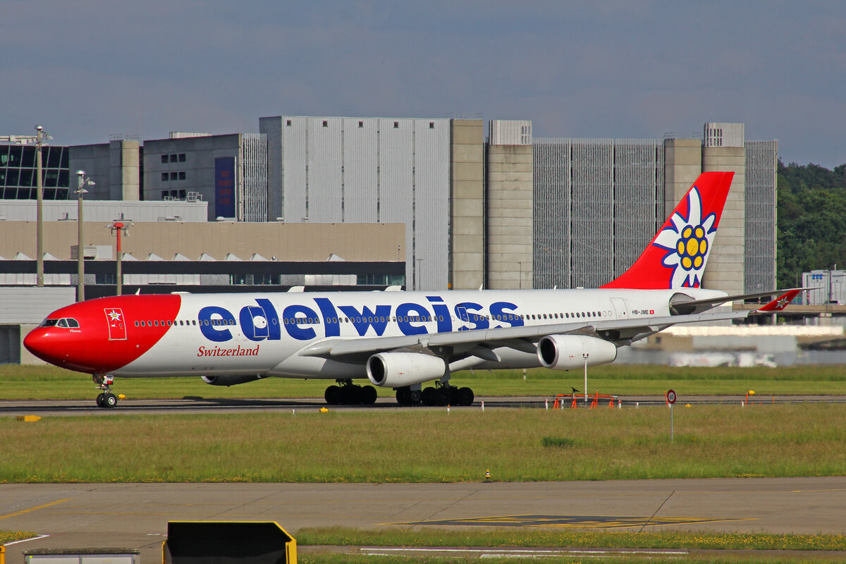 Edelweiss Air, HB-JME, Airbus A340-313X, msn: 559,  Pilatus , 21.Mai 2022, ZRH Zürich, Switzerland.