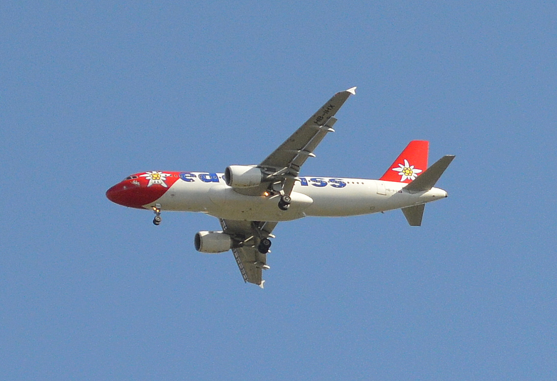 Edelweiss Air mit Airbus A320-214 (HB-IHX) beim Landeanflug Flughafen Berlin-Tegel am 07.05.15 über Berlin-Pankow.