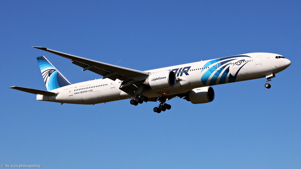 Egypt Air Boeing 777-300ER SU-GDP auf dem short final Bahn 09L @ London Heathrow Airport / LHR. 26.7.2020
