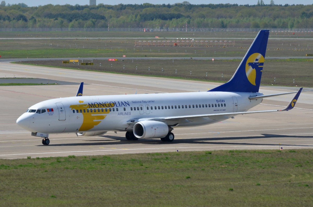 EI-CXV MIAT - Mongolian Airlines Boeing 737-8CX(WL)   zum gate in Tegel am 29.04.2015