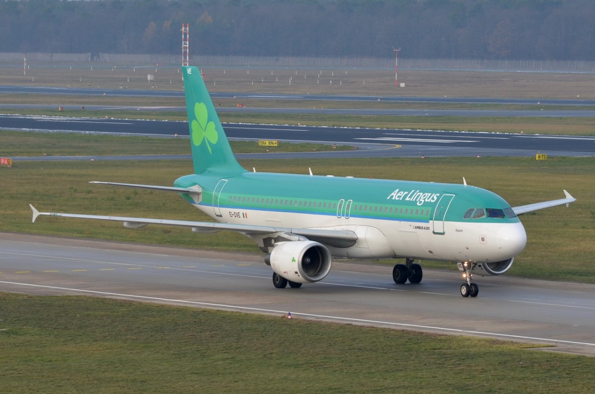EI-DVE Aer Lingus Airbus A320-214   in Tegel am 24.11.2015 zum Gate