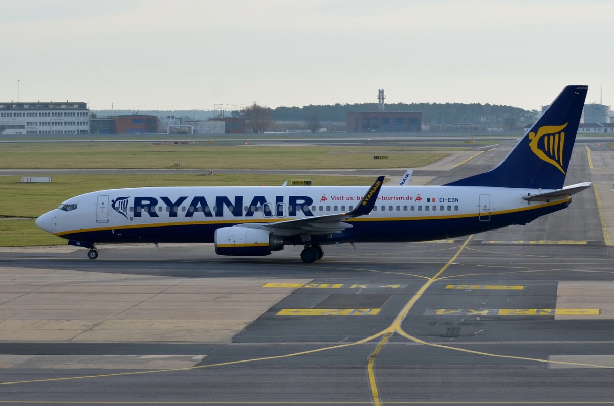 EI-EBN Ryanair Boeing 737-8AS(WL)  in Schönefeld am 27.12.2015 zum Gate