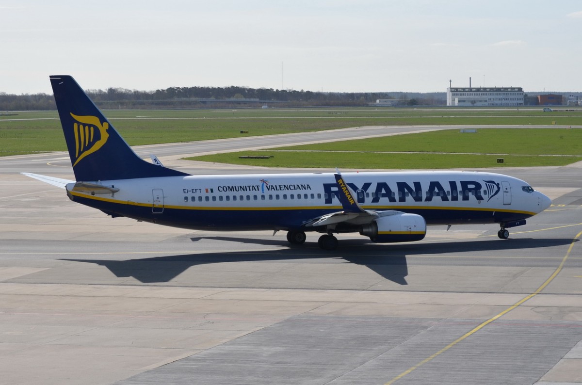 EI-EFT Ryanair Boeing 737-8AS(WL)   am 14.04.2015 in Schönefeld zum Start