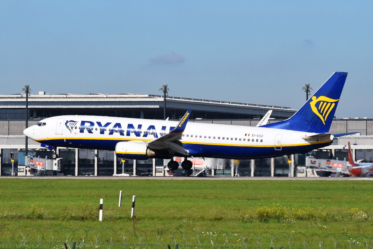 EI-EGC , Ryanair , Boeing 737-8AS(WL) , 07.10.2021 , Berlin-Brandenburg  Willy Brandt  , BER ,