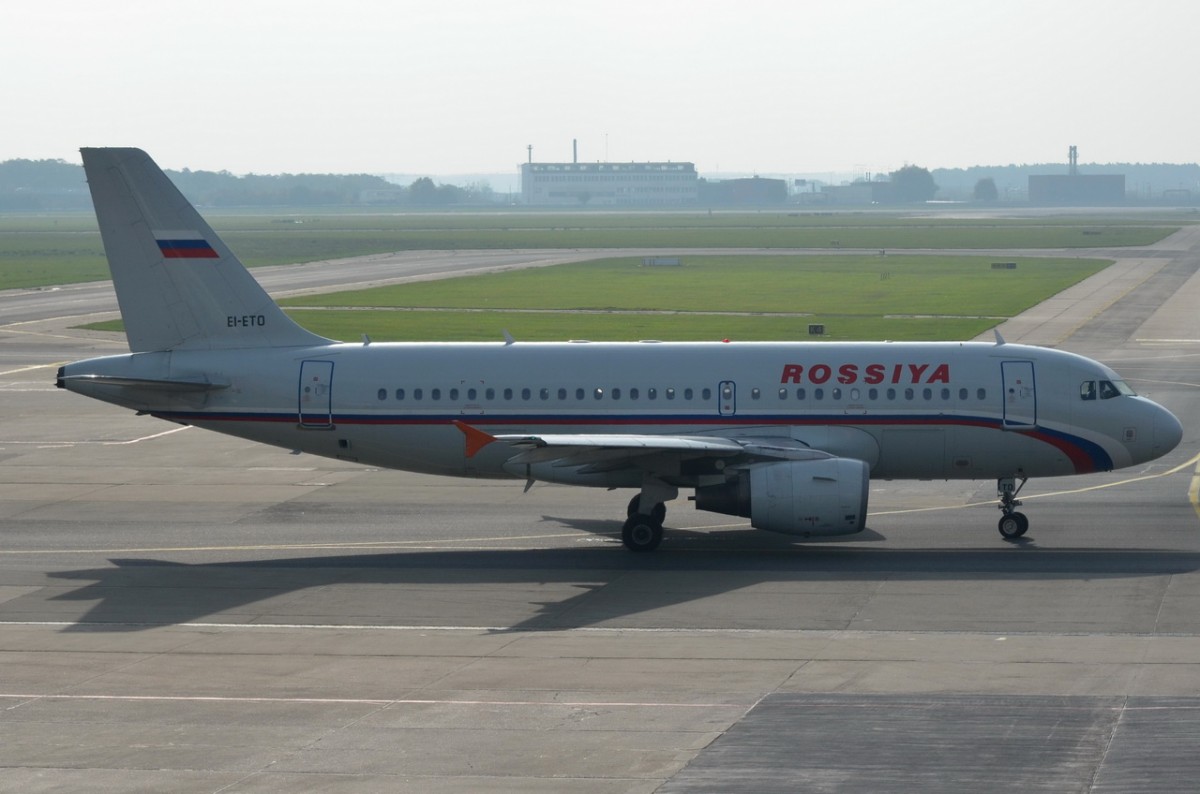 EI-ETO Rossiya - Russian Airlines Airbus A319-111   in Schönefeld am 13.10.2014 zum Start