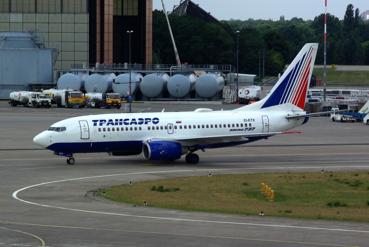 EI-ETX Transaero Airlines Boeing 737-7Q8   am 08.07.2015 in Tegel zum Gate
