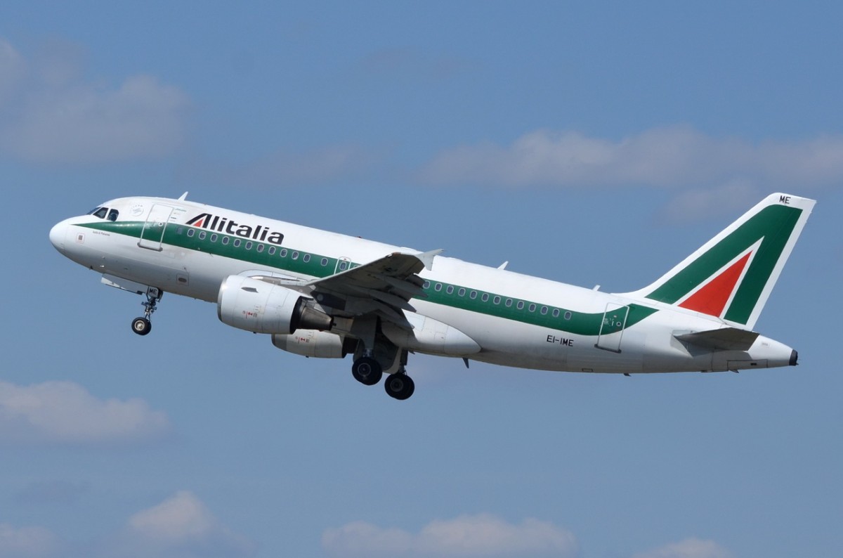 EI-IME Alitalia Airbus A319-112   am 29.04.2015 in Tegel gestartet