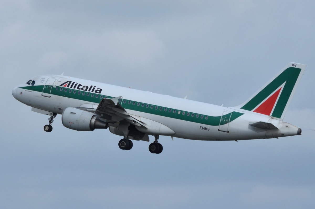 EI-IMG Alitalia Airbus A319-112    am 28.07.2015 in Tegel gestartet