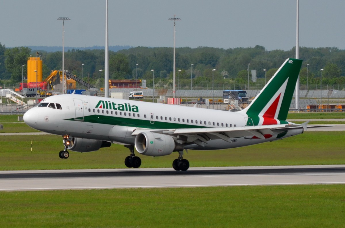 EI-IMR Alitalia Airbus A319-111  in München bei der Landung  12.05.2015