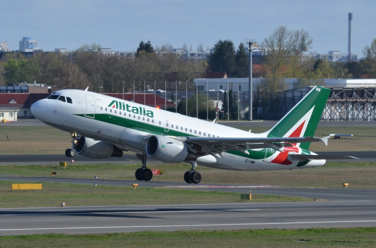 EI-IMW Alitalia Airbus A319-111   am 16.04.2015 in Tegel gestartet 