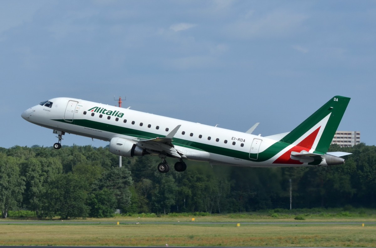 EI-RDA Alitalia Cityliner Embraer ERJ-175STD (ERJ-170-200)   gestartet in Tegel  28.07.2015