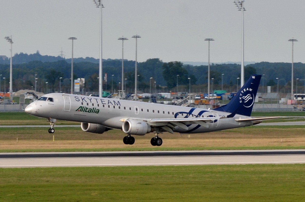 EI-RND Alitalia Cityliner Embraer ERJ-190STD (ERJ-190-100)   vor der Landung in München  11.09.2015