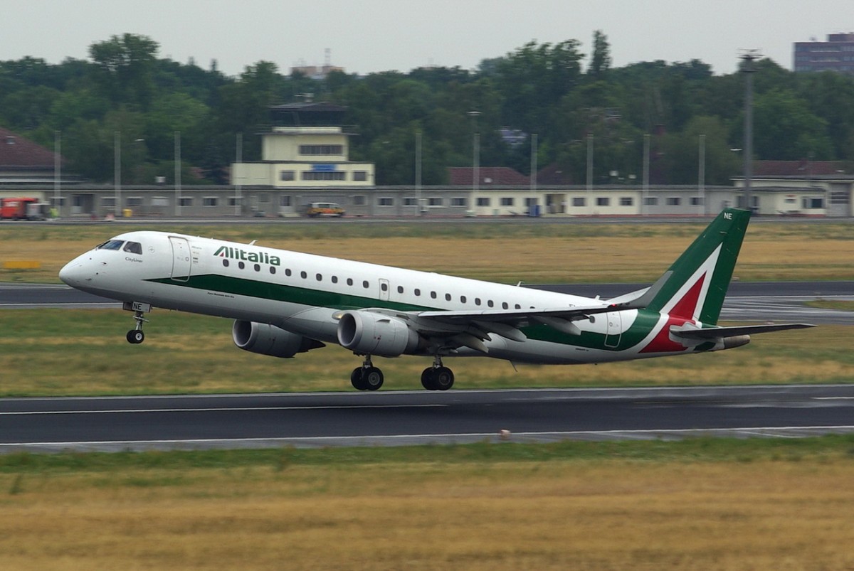EI-RNE Alitalia Cityliner Embraer ERJ-190STD (ERJ-190-100)   beim Start am 08.07.2015 in Tegel