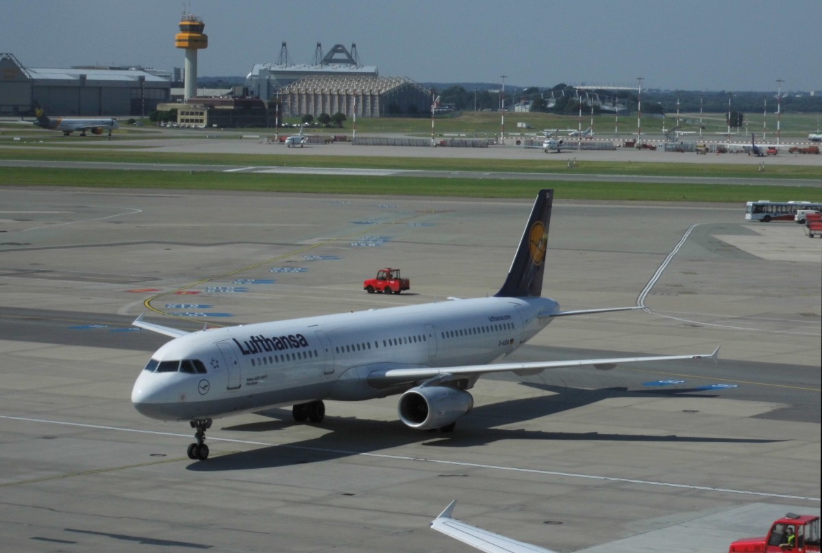 Ein 2010 ausgelieferter Airbus A 321-231 der Lufthansa mit dem Taufnamen Pforzheim und der Kennung D-AIDA auf dem Hamburg Airport am 19.07.2014