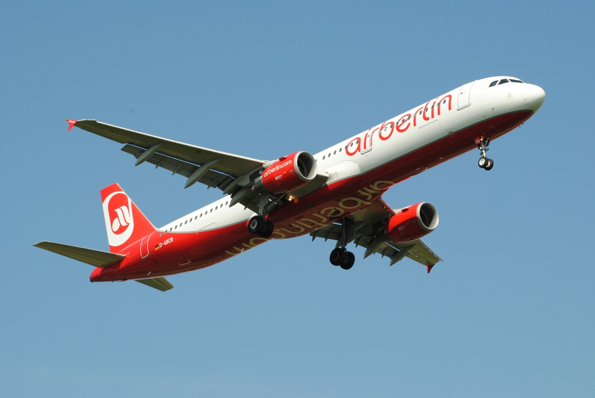 Ein Airbus A321 von Airberlin mit der Kennung  D-ABCB  im Anflug auf den Flughafen Stuttgart(STR).

Aufgenommen am 15.08.13 