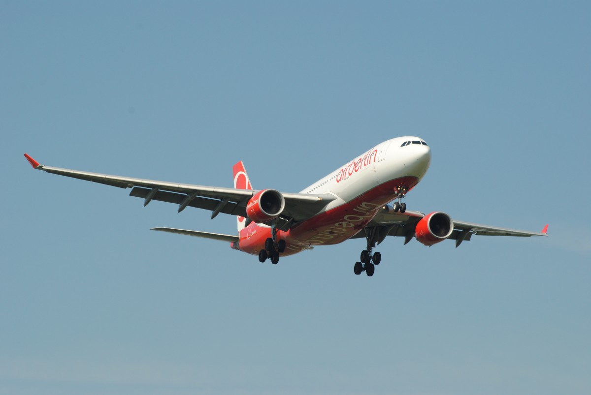 Ein Airbus A330-200 von Airberlin mit der Kennung  D-ABXC  im Anflug auf den Flughafen Stuttgart(EDDS). 
Aufgenommen am 29.08.13