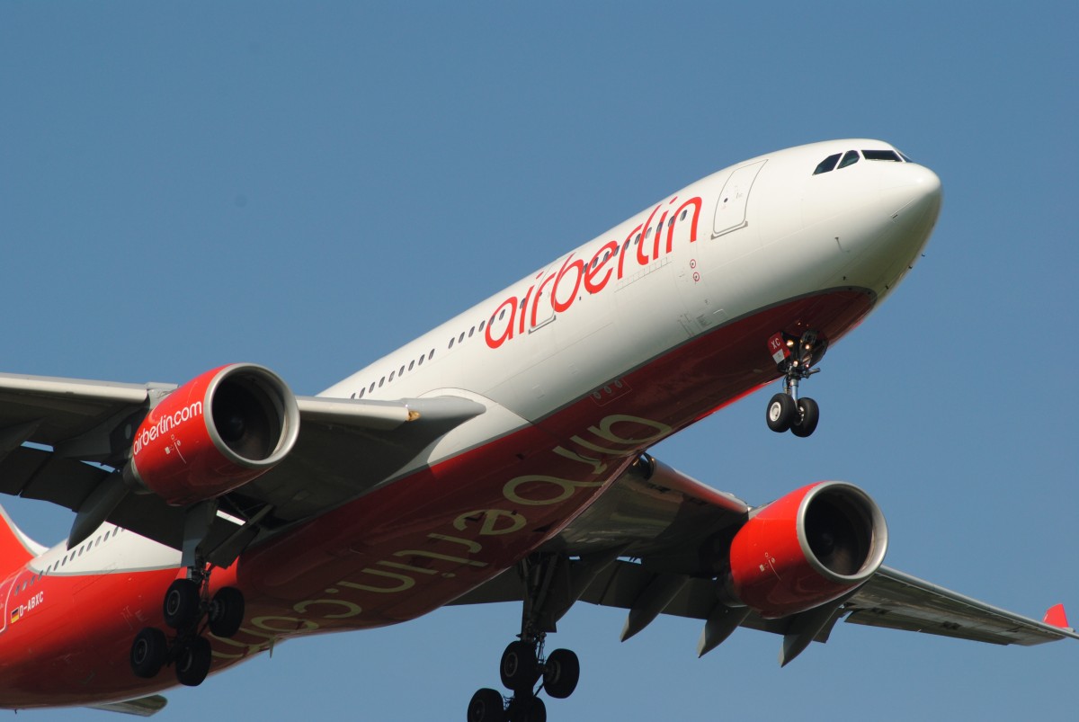 Ein Airbus A330-200 von Airberlin mit der Kennung  D-ABXC  im Anflug auf den Flughafen Stuttgart(EDDS).
Aufgenommen am 29.08.13